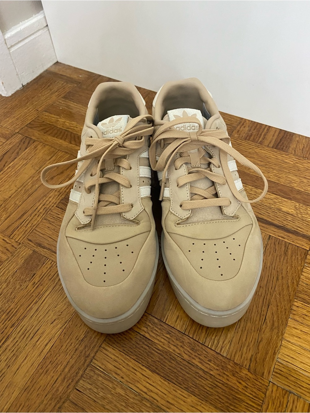 Adidas men’s leather basketball shoe sneakers 10.5